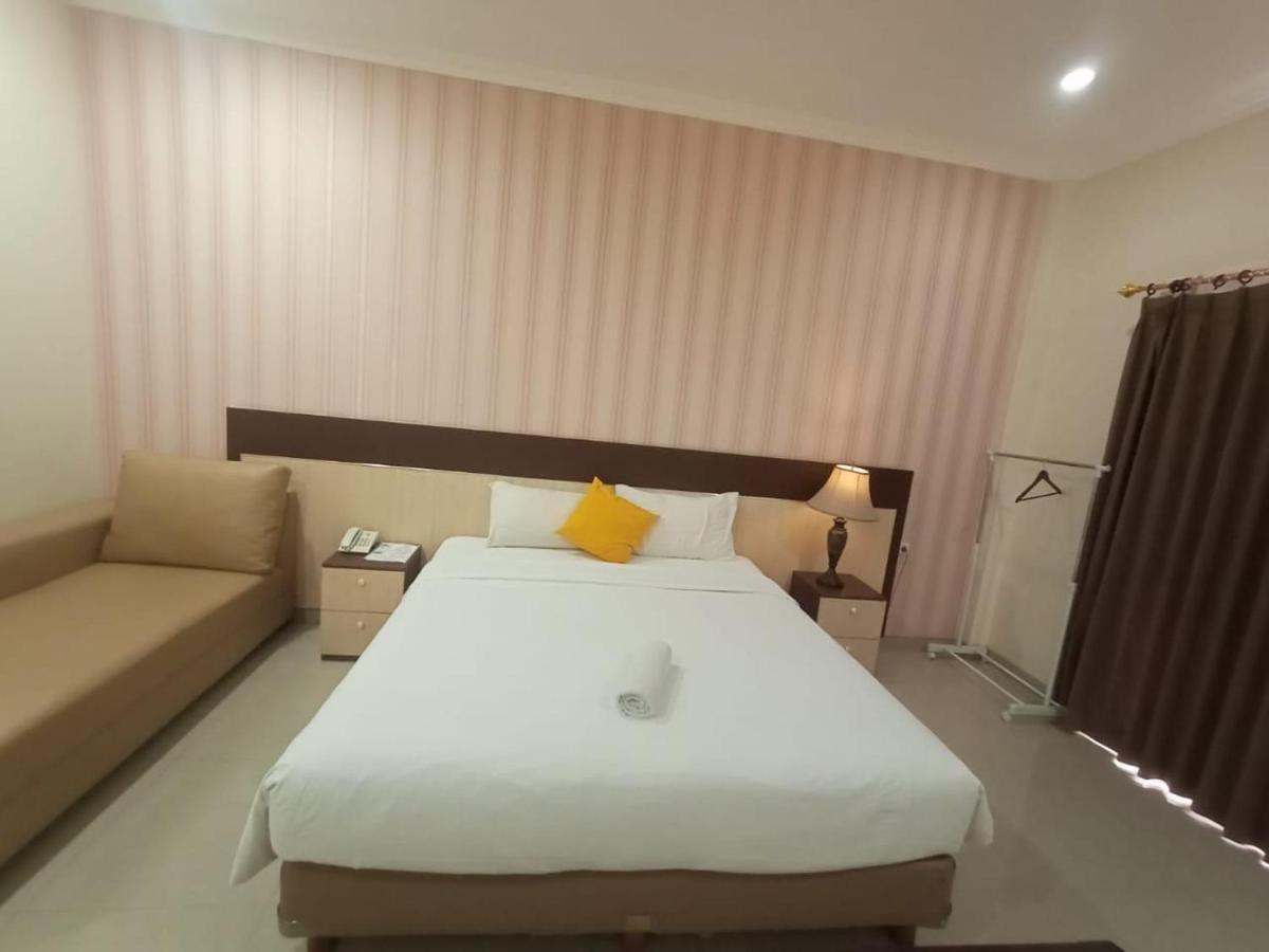 Oyo 90473 Gowin Hotel Кута Екстер'єр фото