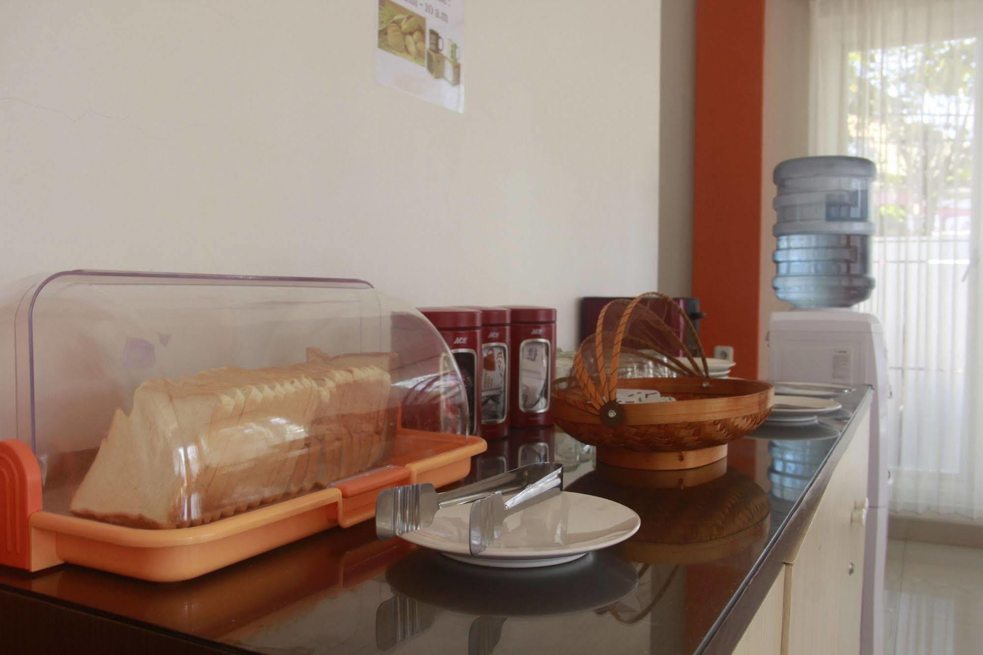 Oyo 90473 Gowin Hotel Кута Екстер'єр фото